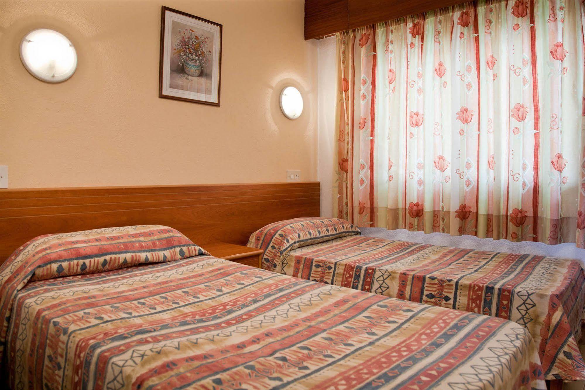 Apartamentos Mira Mola Figueretas Экстерьер фото